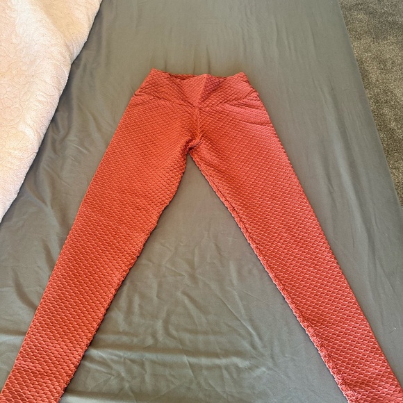 Booty by Brabants Textured Leggings - Coral One Size - Picture 3 of 3